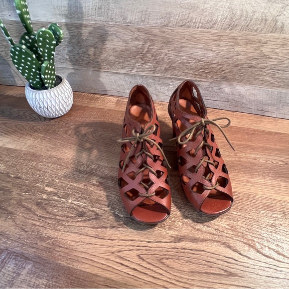 Gentle Souls by Kenneth Cole Cutout Lace-Up Heels Size 6 - Picture 5 of 11